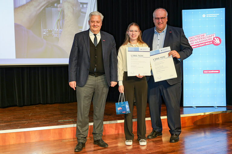 HWK-Präsident Matthias Graßmann, Kammersiegerin Sina-Marie Hartmann und HWK-Hauptgeschäftsführer Reinhard Bauer