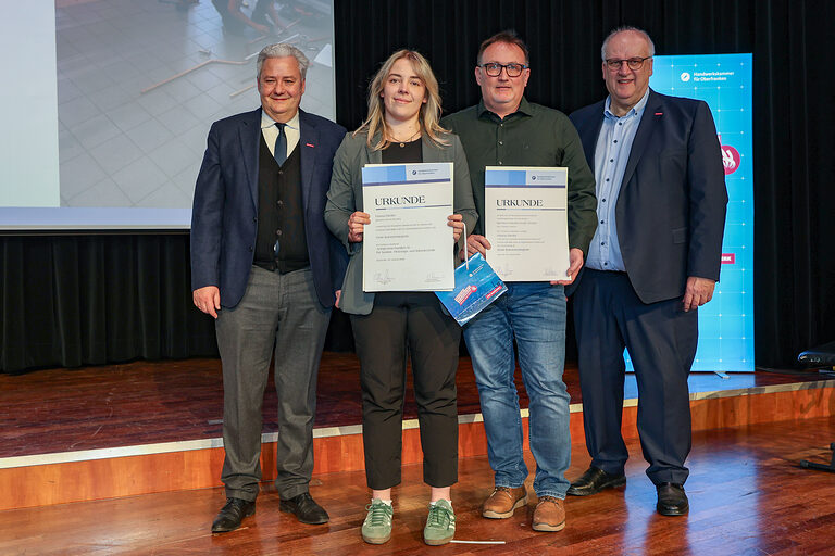 HWK-Präsident Matthias Graßmann, Kammersieger Hanna Dimler, ein Betriebsmitarbeiter und HWK-Hauptgeschäftsführer Reinhard Bauer 