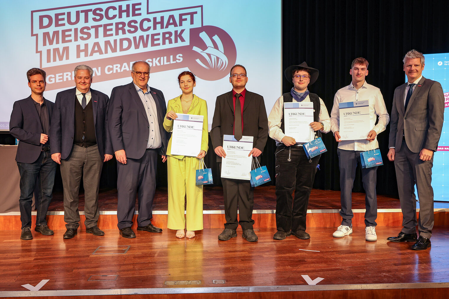HWK-Geschäftsführer Sebastian Serfas, HWK-Präsident Matthias Graßmann, HWK-Hauptgeschäftsführer Reinhard Bauer, die Kammersieger Marie Wehle, Kevin Reinhardt, Ludwig Köppel, Leo Sonntag und Kreishandwerksmeister Marco Kemnitzer
