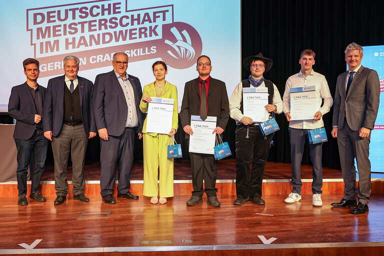 HWK-Geschäftsführer Sebastian Serfas, HWK-Präsident Matthias Graßmann, HWK-Hauptgeschäftsführer Reinhard Bauer, die Kammersieger Marie Wehle, Kevin Reinhardt, Ludwig Köppel, Leo Sonntag und Kreishandwerksmeister Marco Kemnitzer