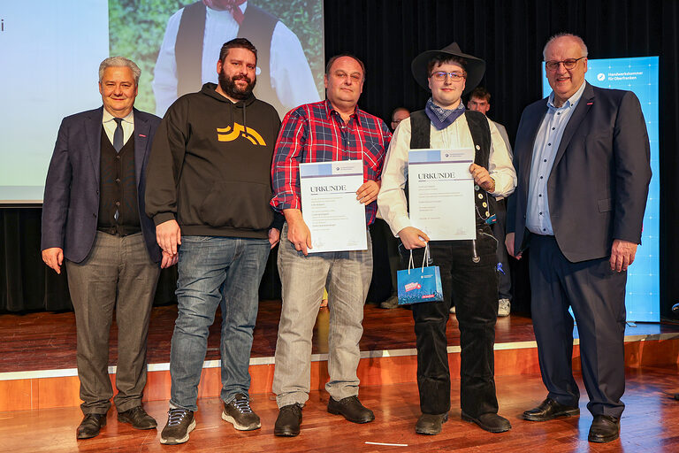 Gruppenbild von HWK-Präsident Matthias Graßmann, zwei Begleiter des Betriebes, Kammersieger Ludwig Köppel und HWK-Hauptgeschäftsführer Reinhard Bauer