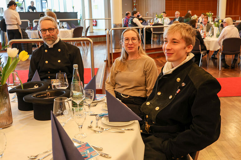 Kammersieger und ihre Familien und Betriebsbegleiter sitzen an einem Tisch.