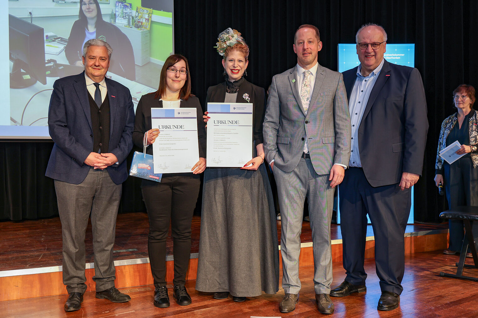 Gruppenfoto von HWK-Präsident Matthias Graßmann, Kammersiegerin Jessica Dittrich, einer Begleitperson, HWK-Hauptgeschäftsführer Reinhard Bauer