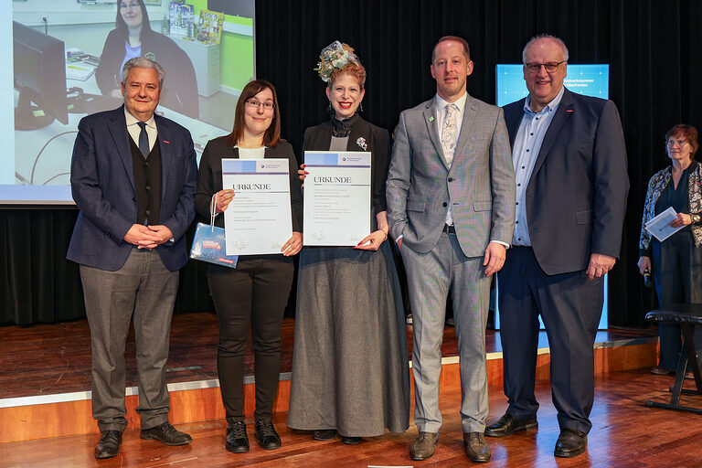 Gruppenfoto von HWK-Präsident Matthias Graßmann, Kammersiegerin Jessica Dittrich, einer Begleitperson, HWK-Hauptgeschäftsführer Reinhard Bauer