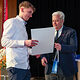 Kammersieger Jakob Vukadinovic nimmt seine Urkunde von HWK-Präsident Matthias Graßmann entgegen.
