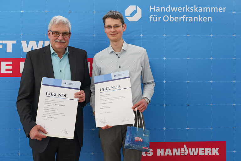 Kammersieger Jonas Imhof mit seiner Urkunde und einer Begleitperson