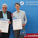 Kammersieger Jonas Imhof mit seiner Urkunde und einer Begleitperson
