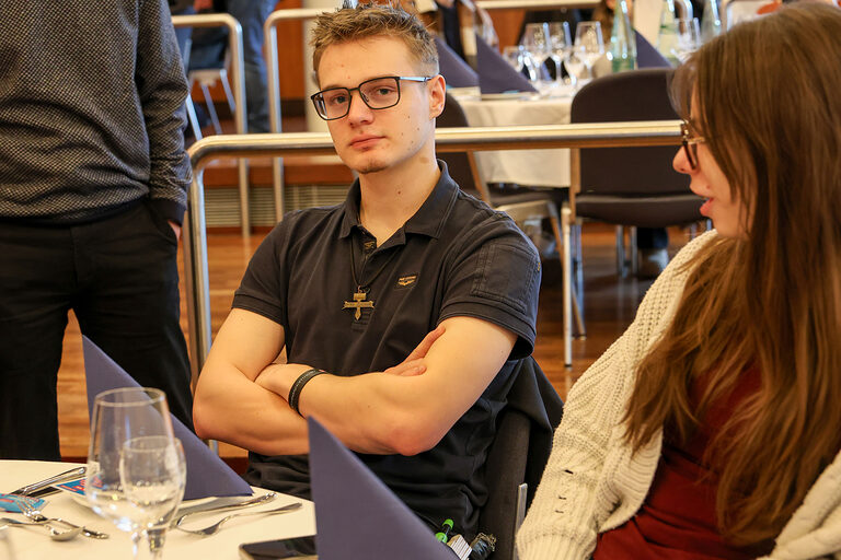 Ein Kammersieger sitzt an einem Tisch.