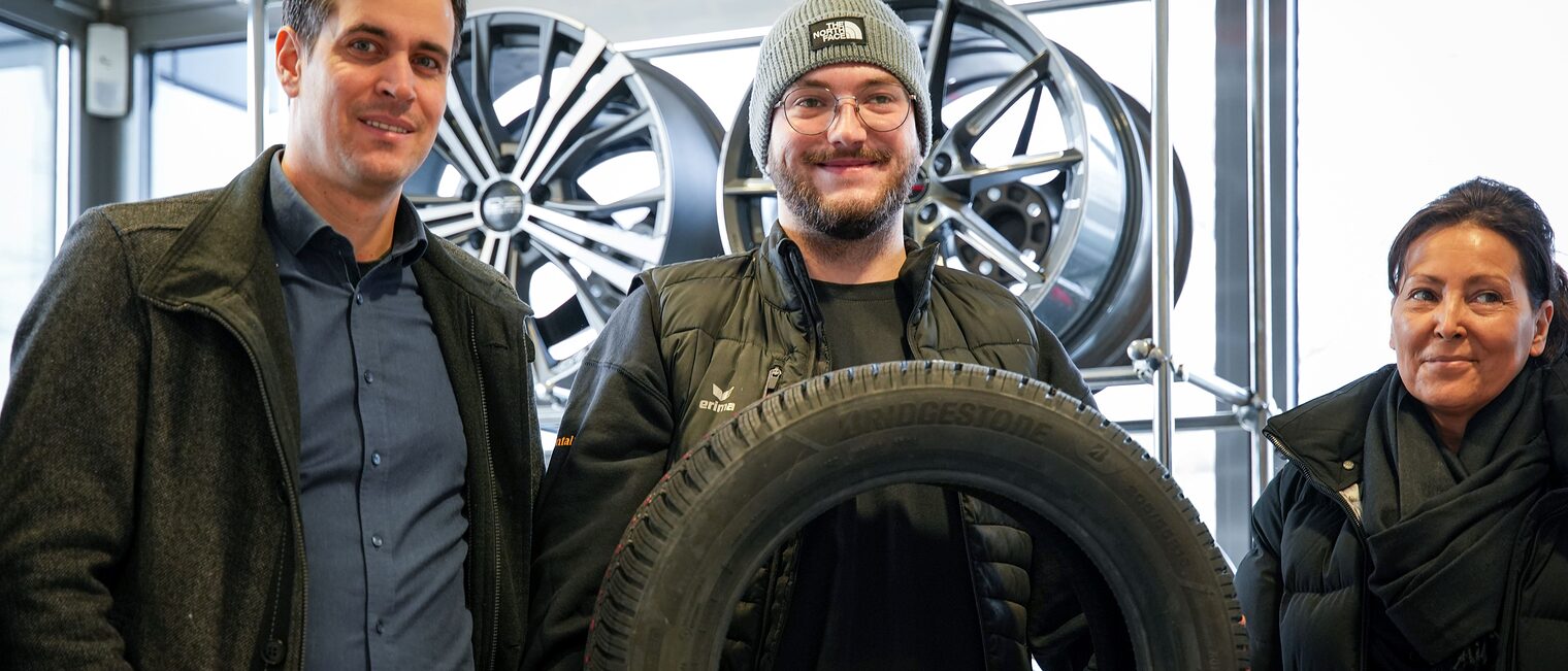 Landessieger Max Sloot mit Mitarbeitern in seinem Betrieb