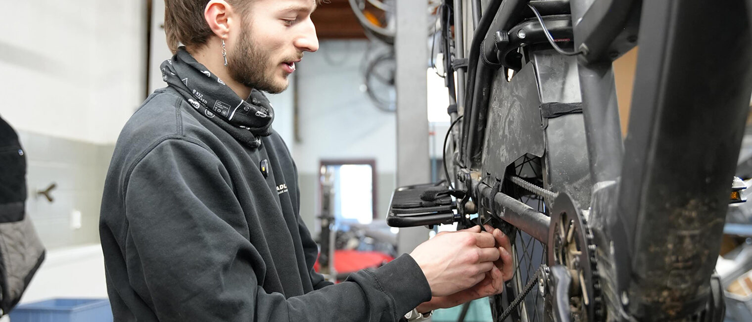 Matthis Habermeier arbeitet an einem Fahrrad.