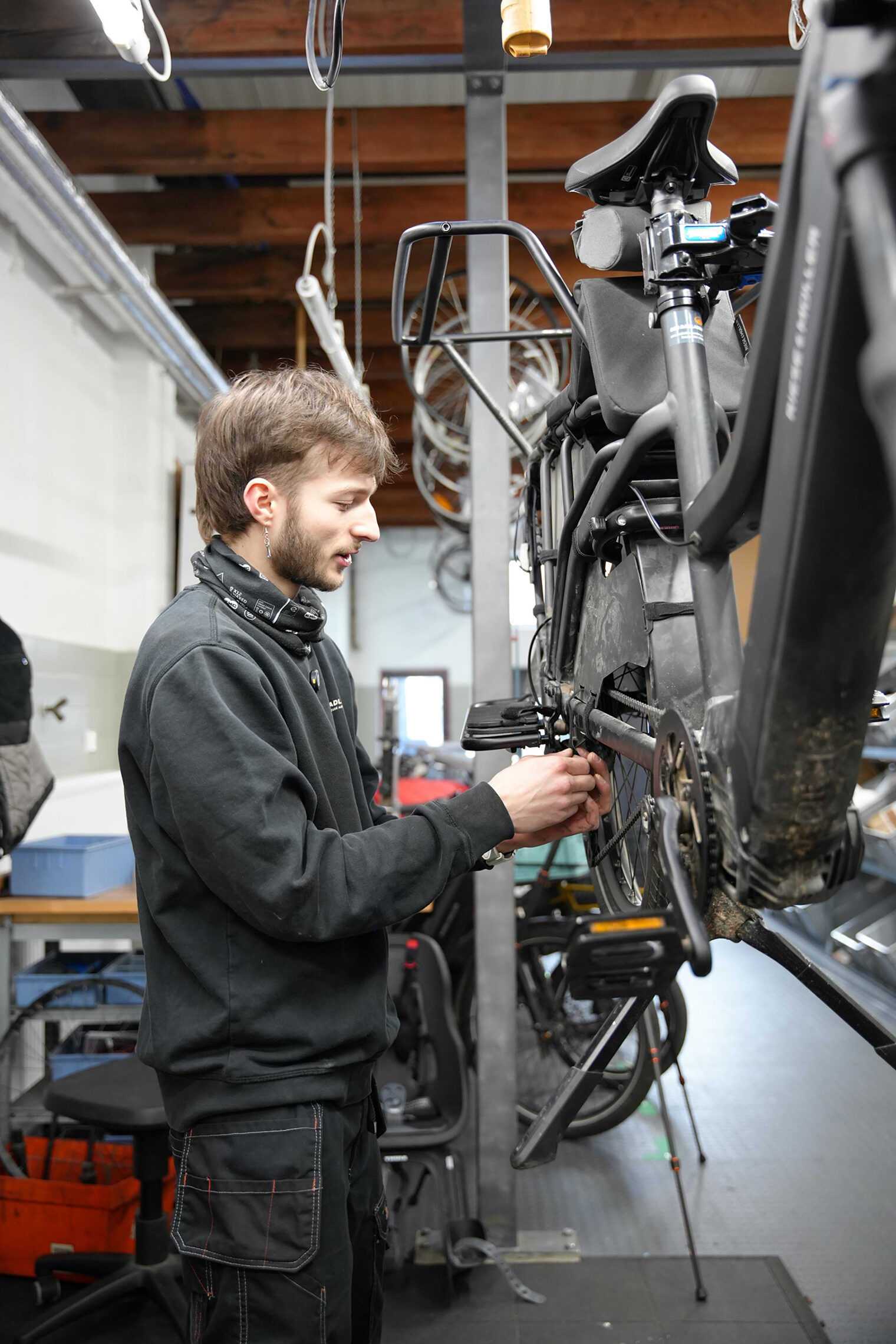Matthis Habermeier arbeitet an einem Fahrrad.