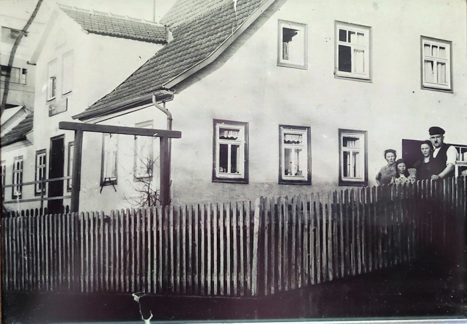 Die Familie Schneider steht vor ihrem Betrieb im Jahr 1935.