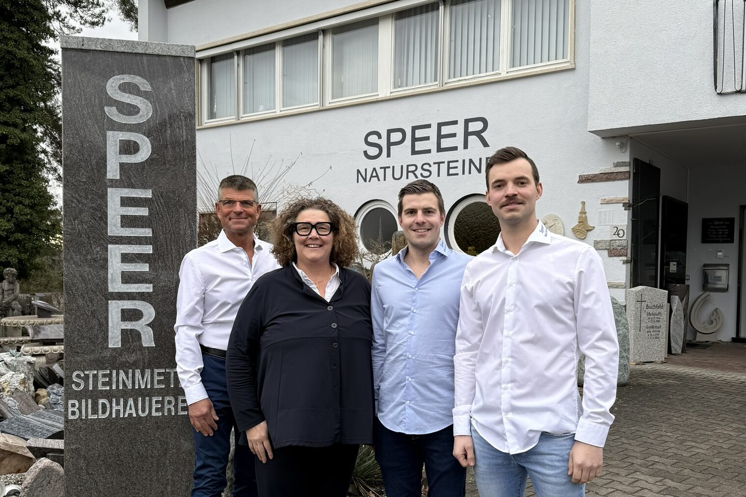 Die Familie Speer steht vor ihrem Familienunternehmen.