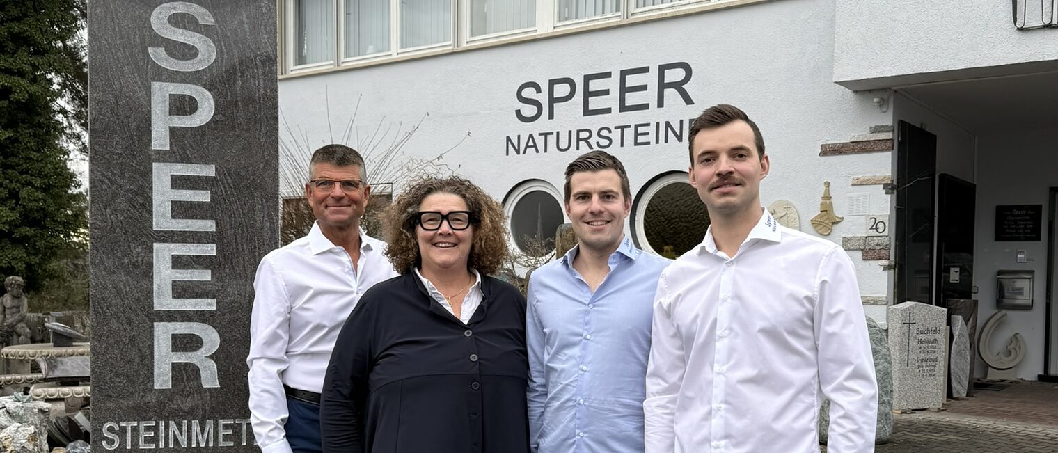 Die Familie Speer steht vor ihrem Familienunternehmen.