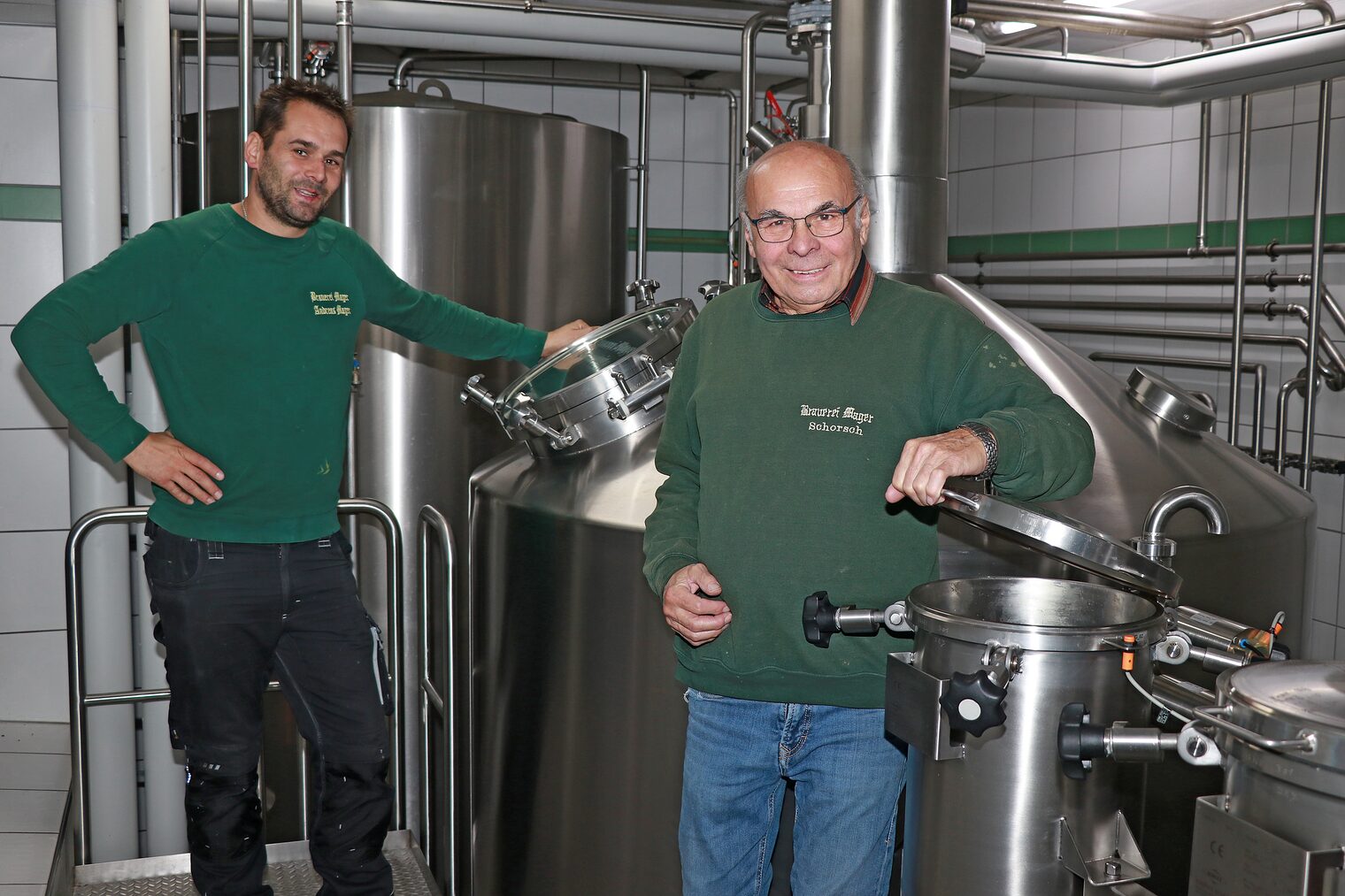Andreas und Georg Mager stolz neben ihren Maschinen.