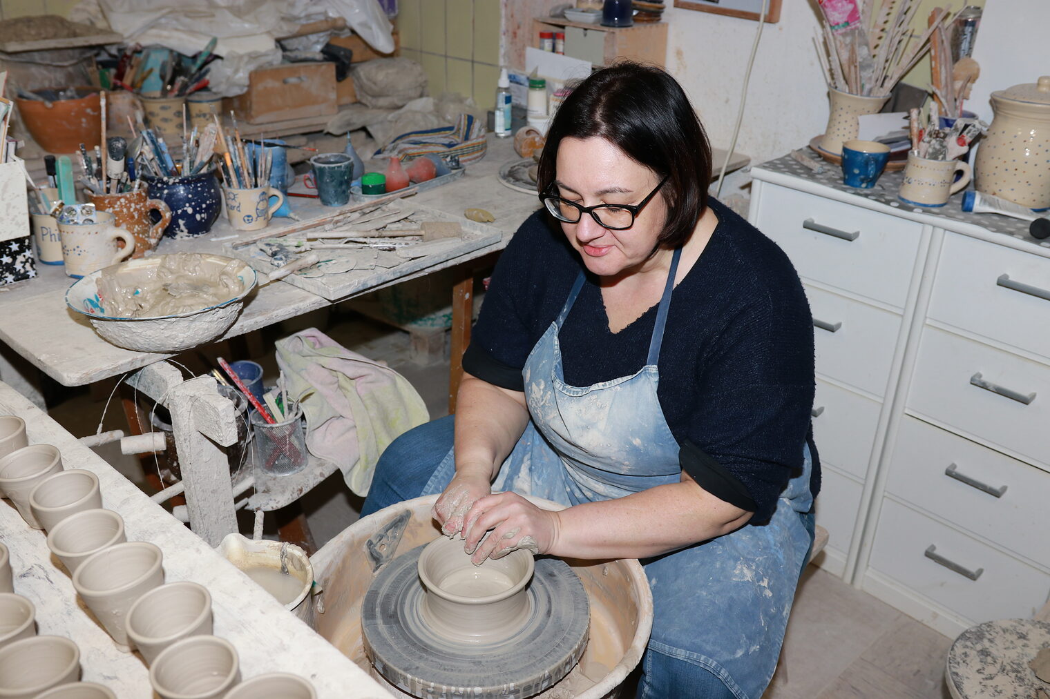 Eva Potzel in der Werkstatt beim töpfern. 