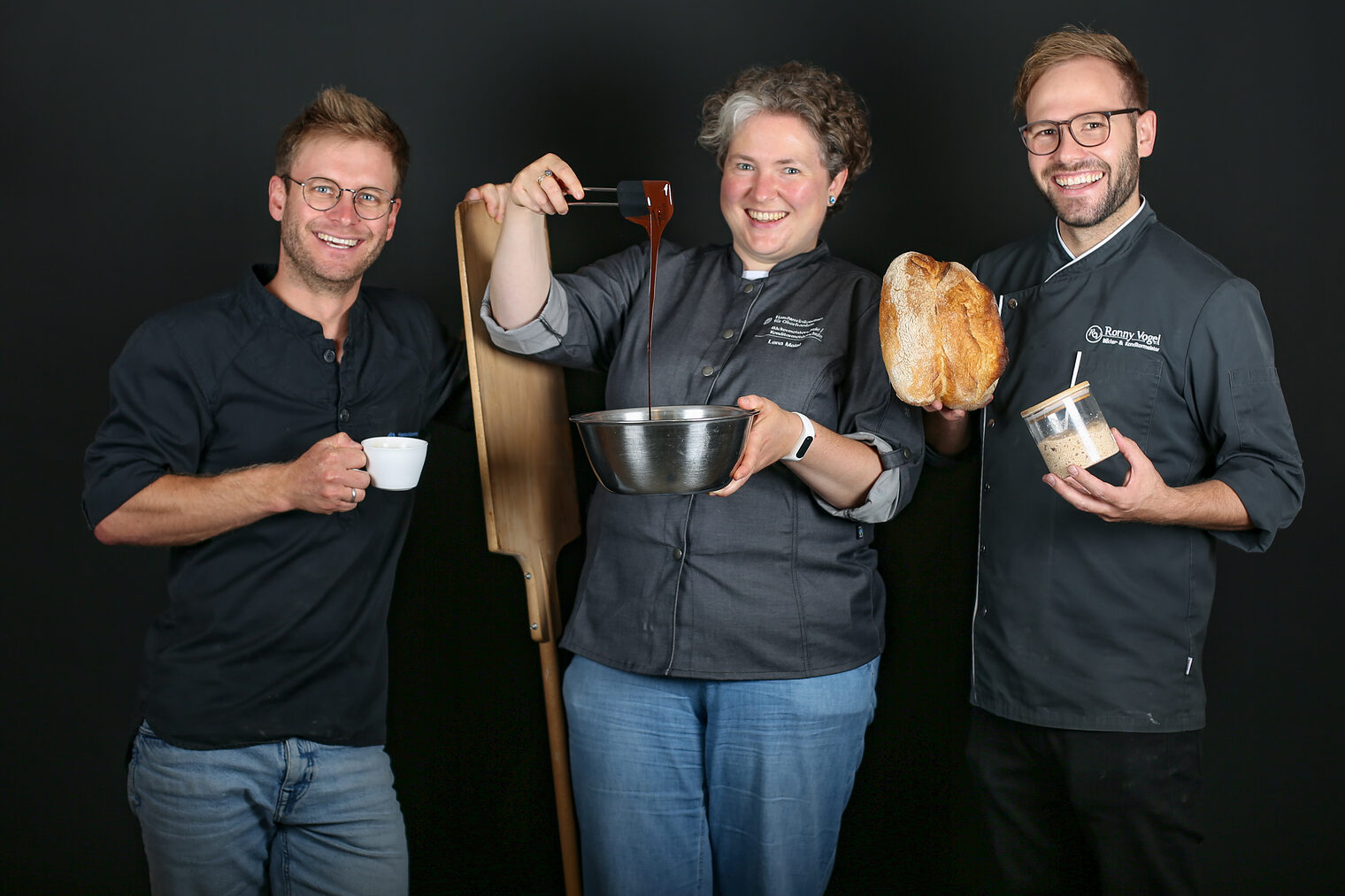 Die Ausbildungsleiterinnen für Bäcker und Konditoren Alexander Pleithner, Lena Meist und Ronny Vogel posieren für ein Gruppenbild.