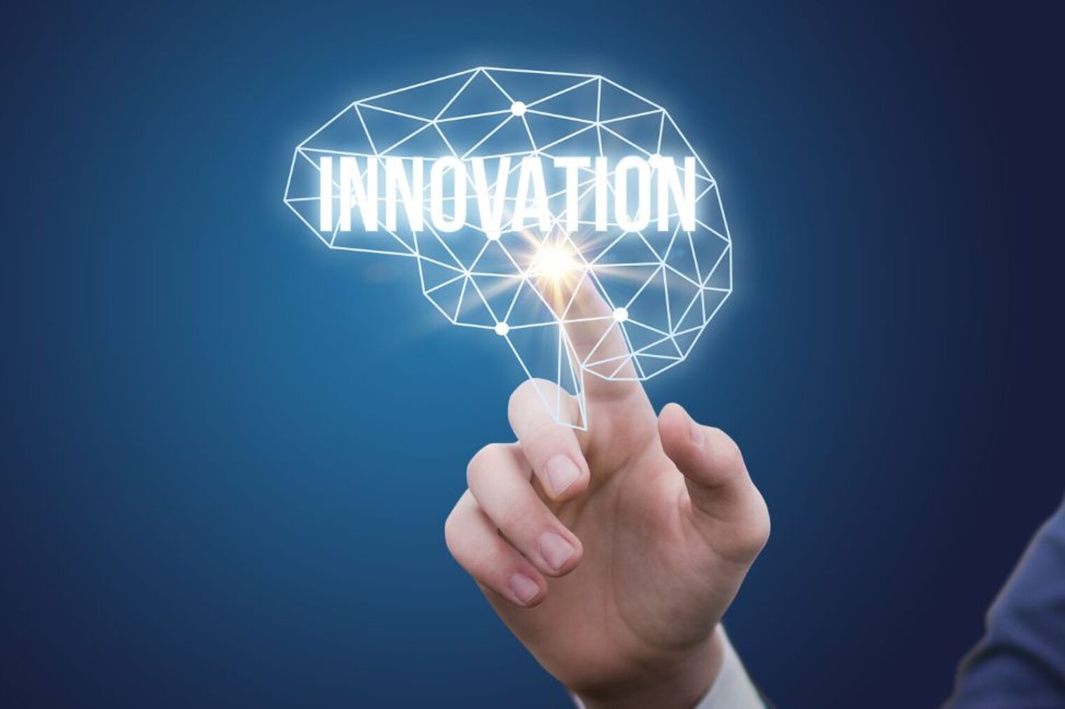 Eine Person zeigt auf ein Digitales Gehirn mit dem Wort Innovation.