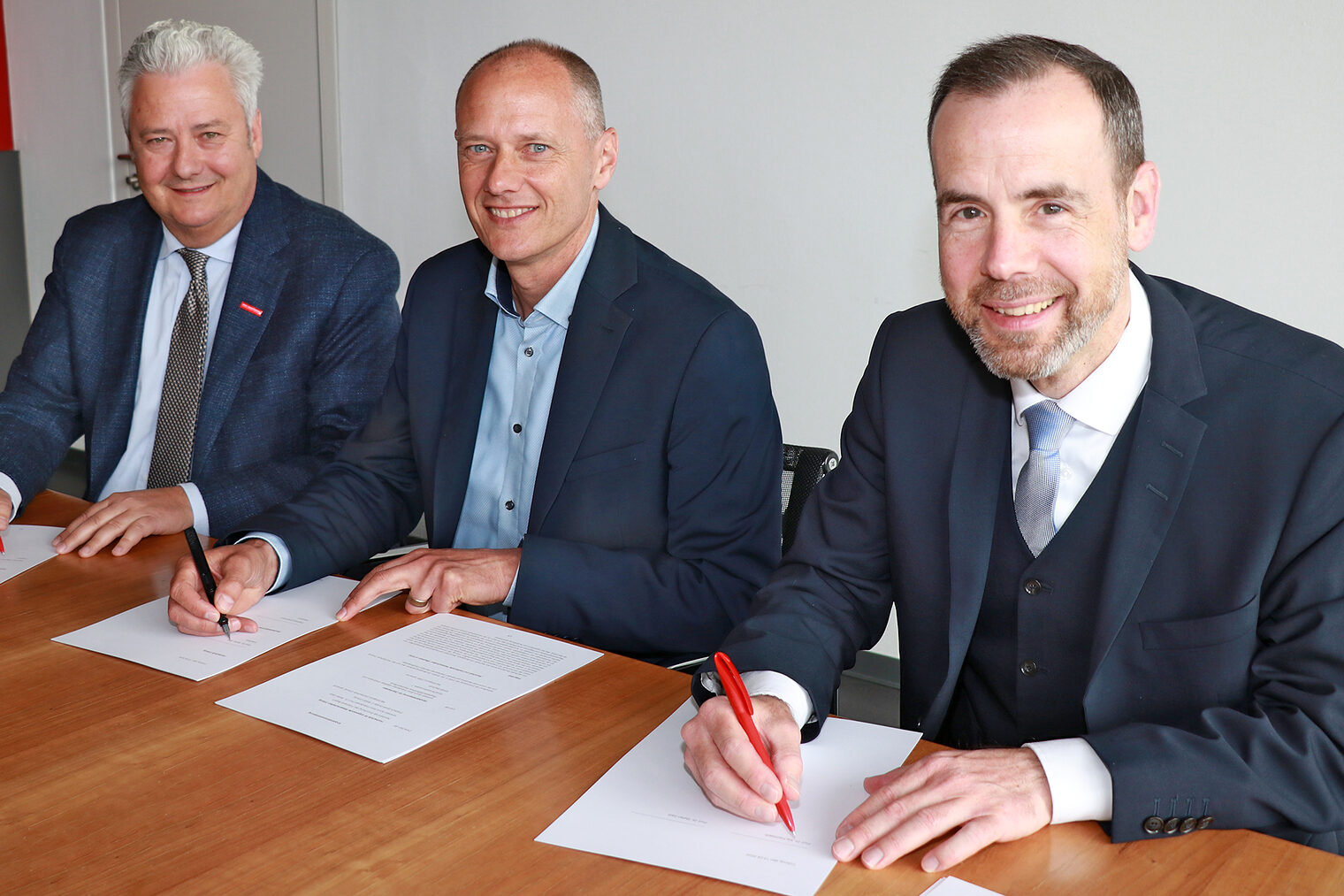 HWK-Präsident Matthias Graßmann, Professor Dr. Stefan Gast und Professor Dr. Kai Fischbach unterzeichnen zusammen die Kooperationsvereinbarung.