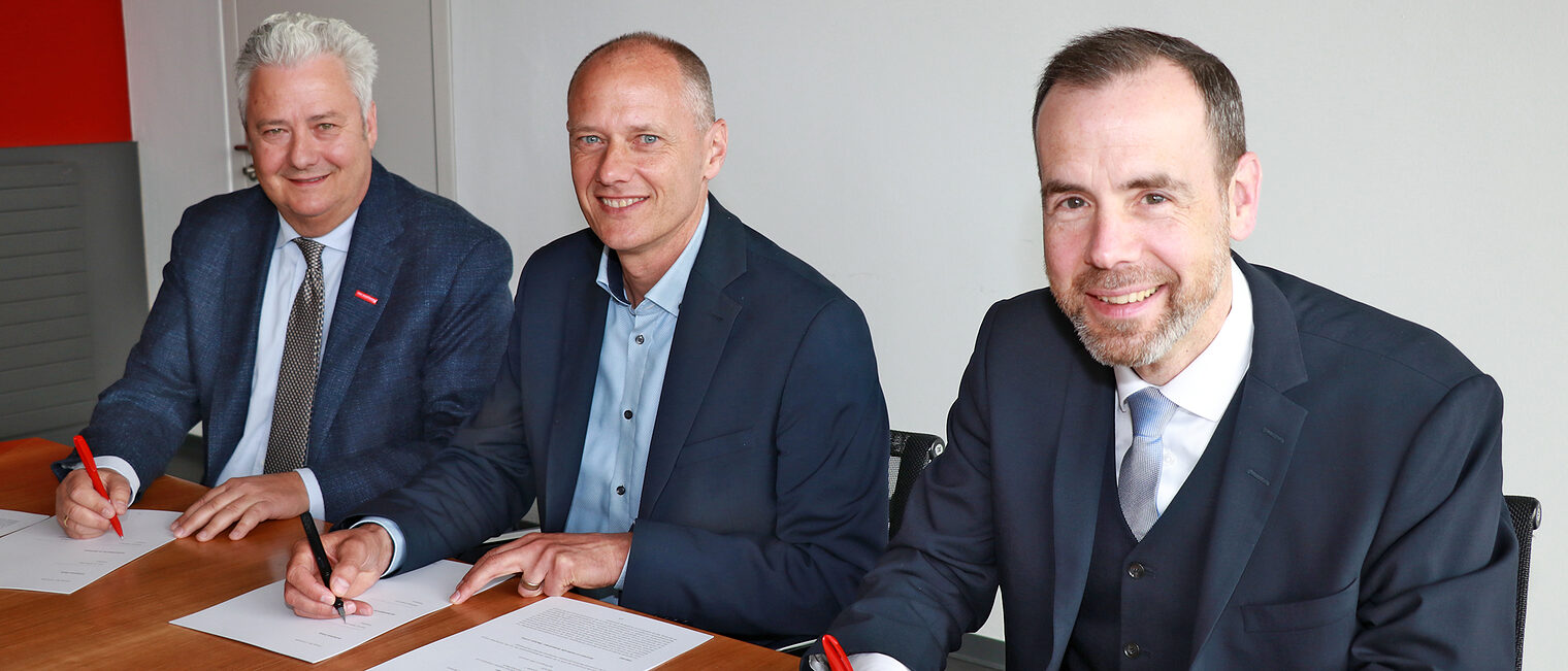 HWK-Präsident Matthias Graßmann, Professor Dr. Stefan Gast und Professor Dr. Kai Fischbach unterzeichnen zusammen die Kooperationsvereinbarung.