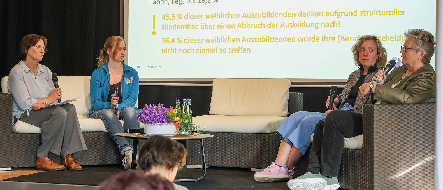 Michaela Heimpel, Tanja Wölfel, Corinna Lange und Susanne Oppermann sitzen auf einem Podium und reden miteinander.
