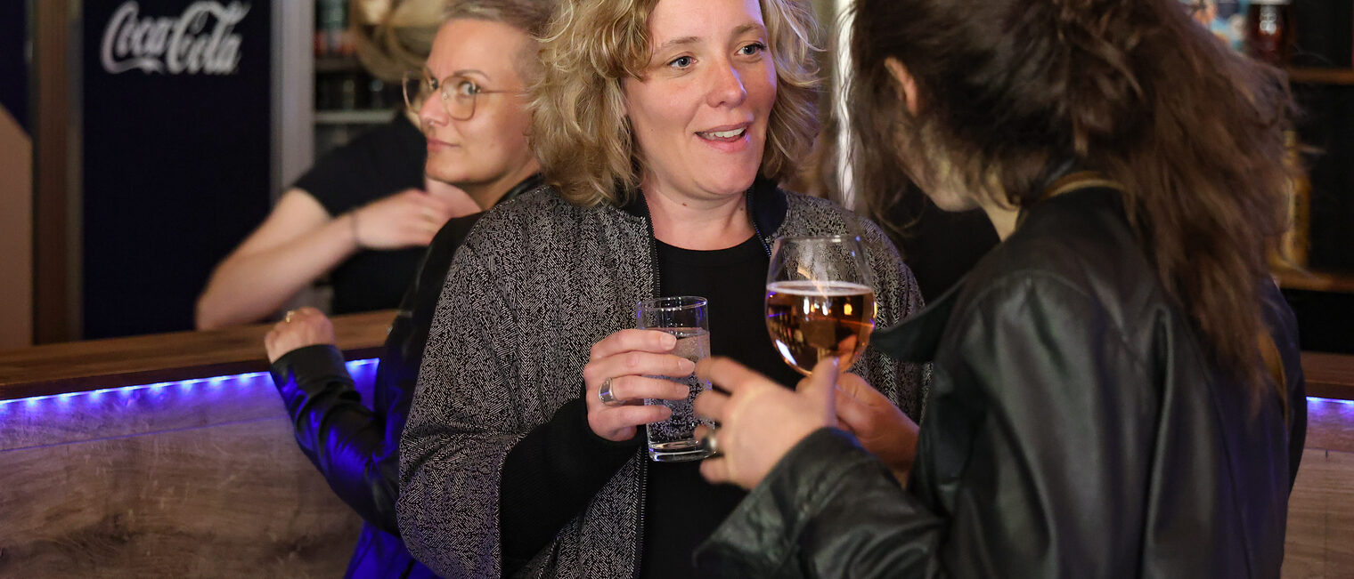 Corinna Lange unterhält sich mit Kathrin Adam.