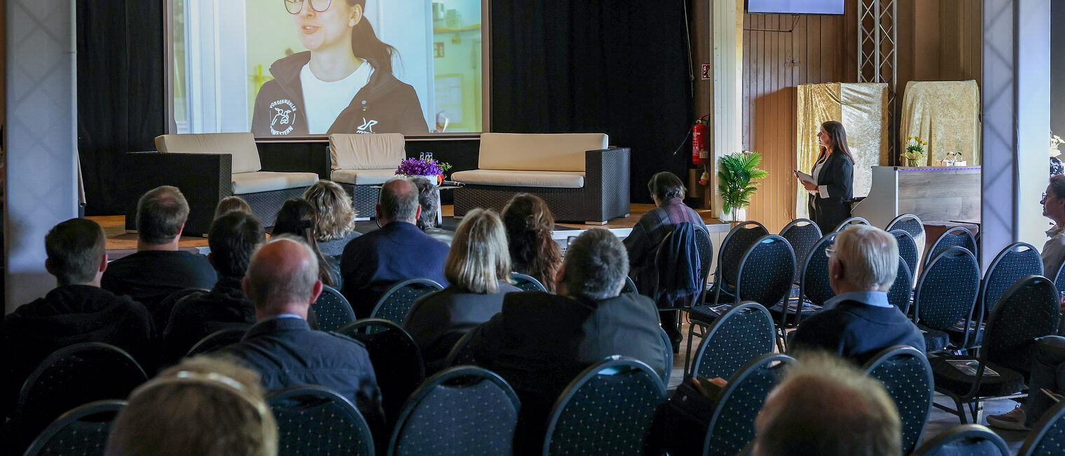 Die Zuschauer der Podiumsdiskussion sehen sich das Video von Luisa Wiesneth an.