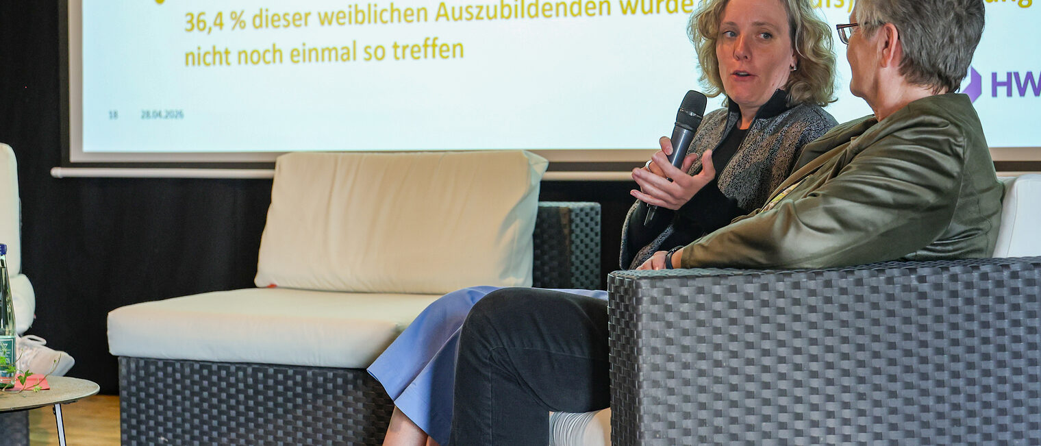 Corinna Lange spricht auf dem Podium mit Susanne Oppermann.