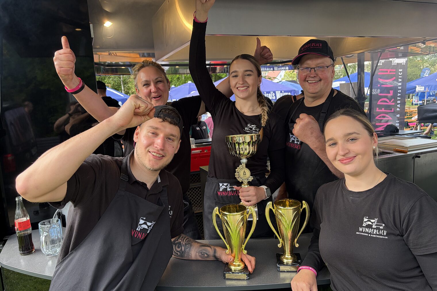 Gruppenbild des Teams der Metzgerei Wunderlich: Jonas, Mutter Sonja, Lena, Bernd und Anina Wunderlich 