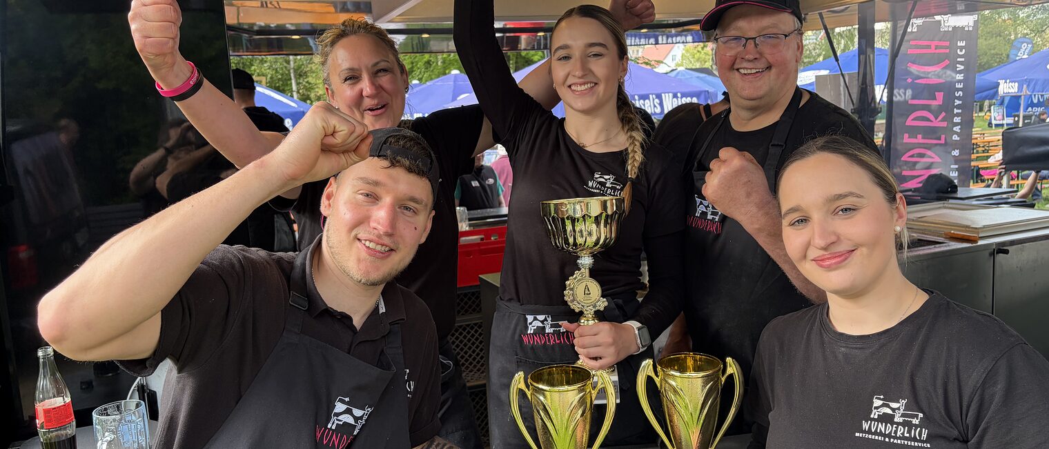 Gruppenbild des Teams der Metzgerei Wunderlich: Jonas, Mutter Sonja, Lena, Bernd und Anina Wunderlich 