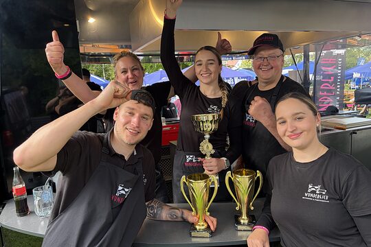Gruppenbild des Teams der Metzgerei Wunderlich: Jonas, Mutter Sonja, Lena, Bernd und Anina Wunderlich 