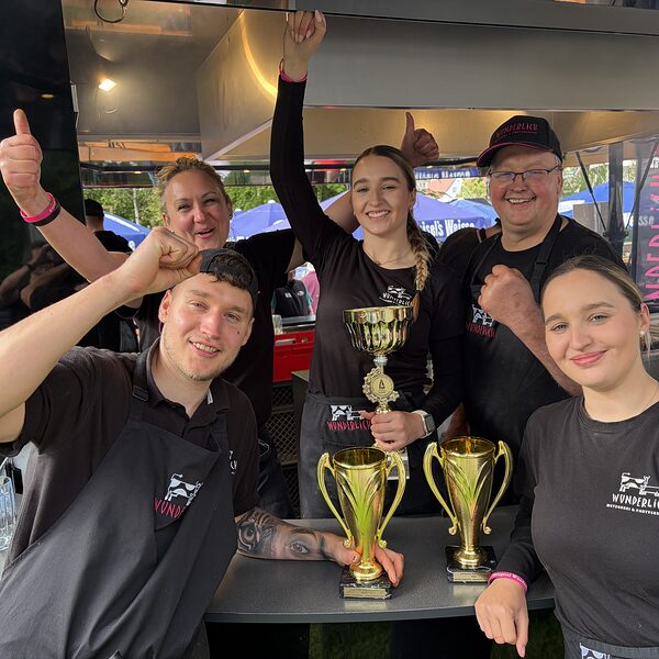 Gruppenbild des Teams der Metzgerei Wunderlich: Jonas, Mutter Sonja, Lena, Bernd und Anina Wunderlich