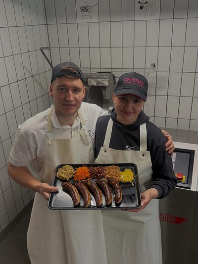 Jonas und Anina Wunderlich präsentieren die Bratwurstkreation Franken Hot Dog und seine Zutaten.