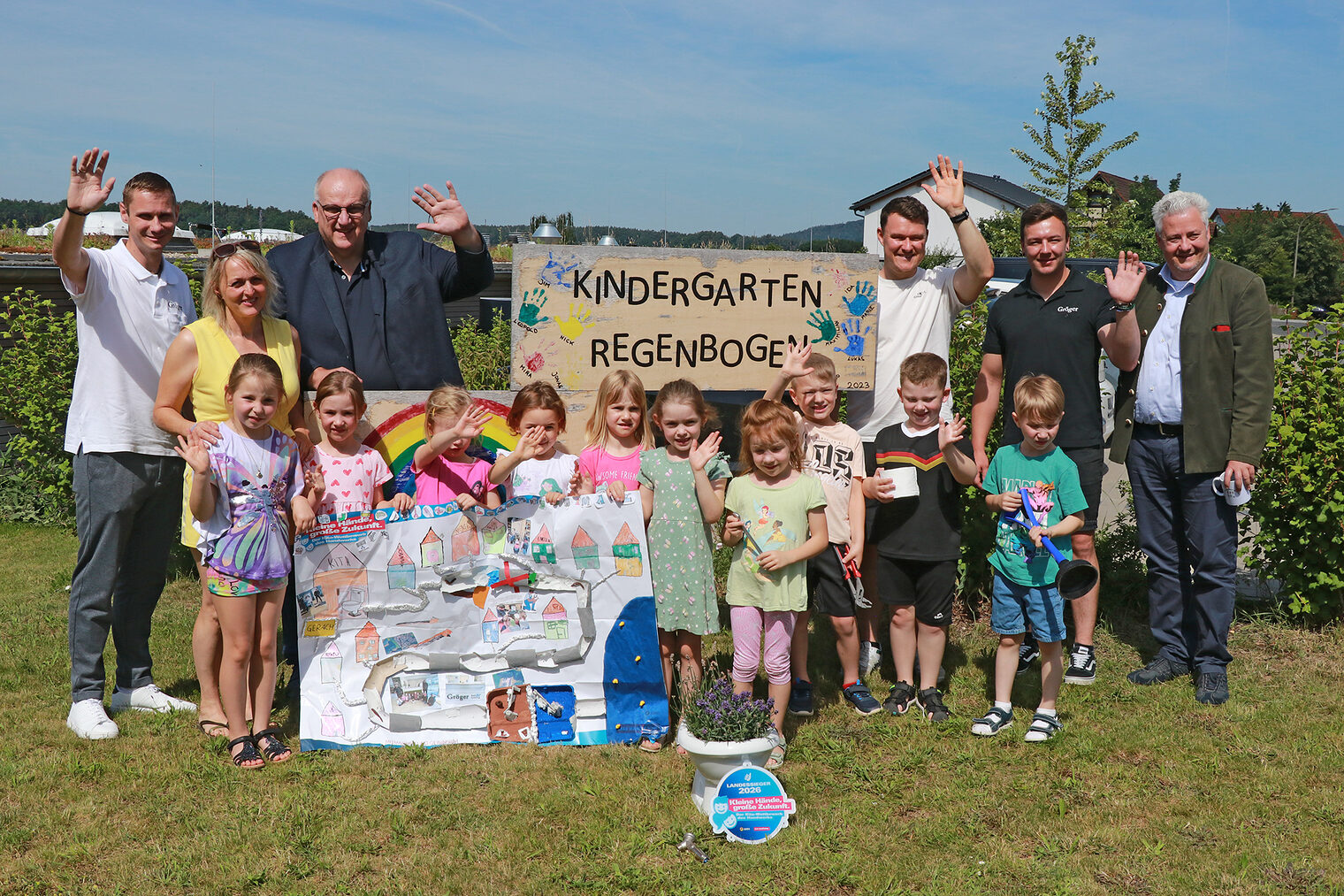 Gruppenbild von Stefan Gröger, Sophia Mergner, HWK-Hauptgeschäftsführer Reinhard Bauer, Simon Rippstein, Nico Bäuerlein von der Gröger GmbH und HWK-Präsident Matthias Graßmann und die Kinder der Kita Regenbogen