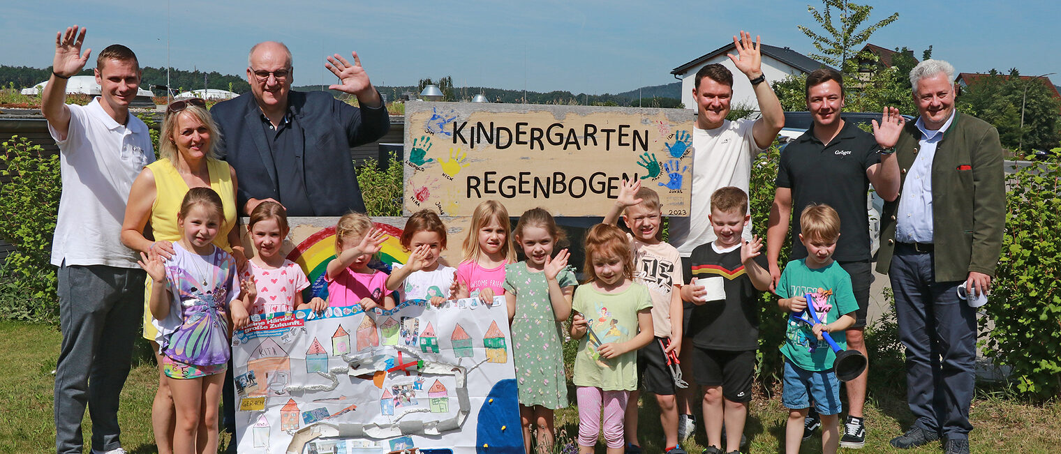 Gruppenbild von Stefan Gröger, Sophia Mergner, HWK-Hauptgeschäftsführer Reinhard Bauer, Simon Rippstein, Nico Bäuerlein von der Gröger GmbH und HWK-Präsident Matthias Graßmann und die Kinder der Kita Regenbogen