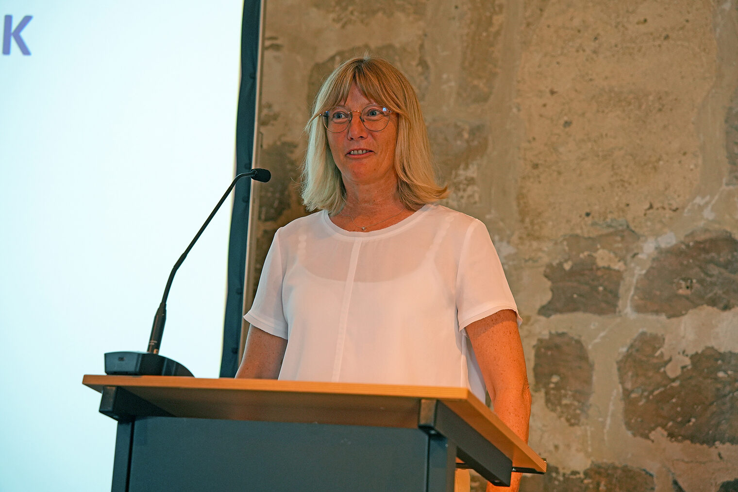 Anja Wimmer spricht am Rednerpult.