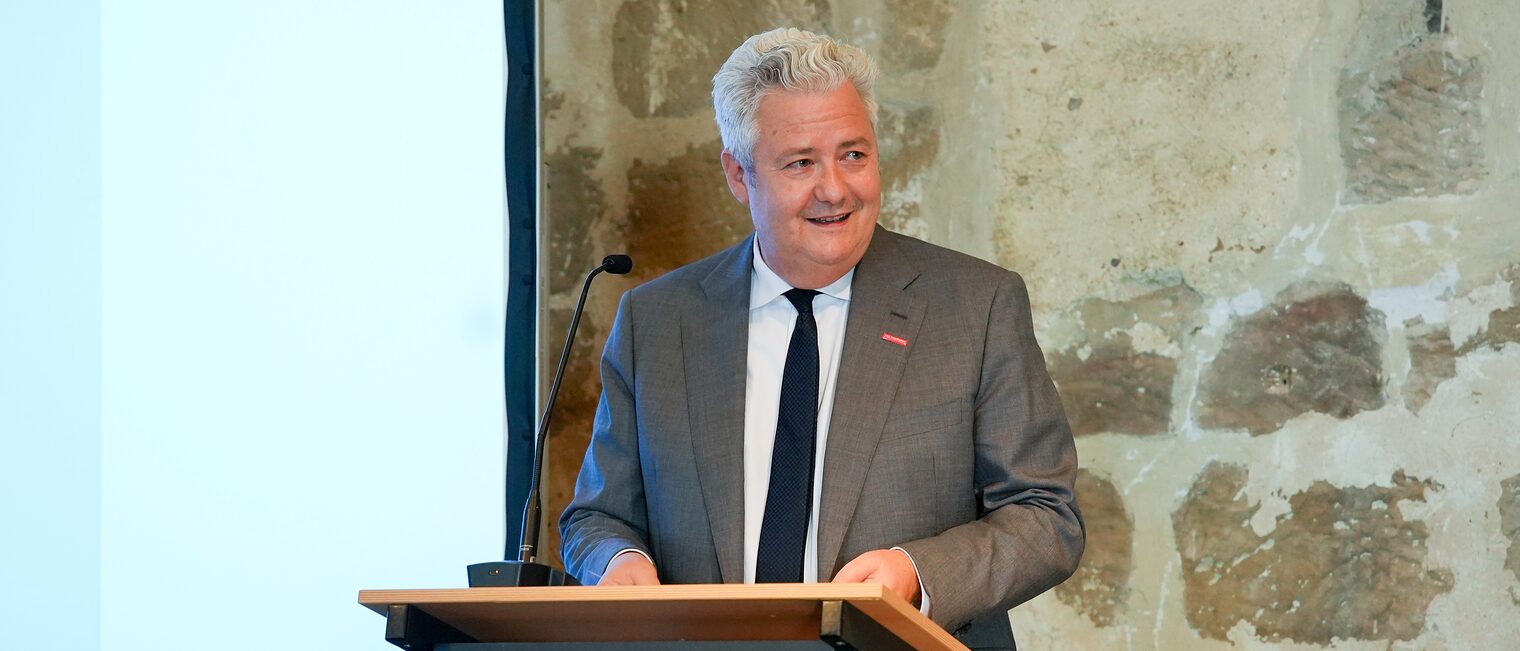 Matthias Graßmann hält eine Rede am Rednerpult.