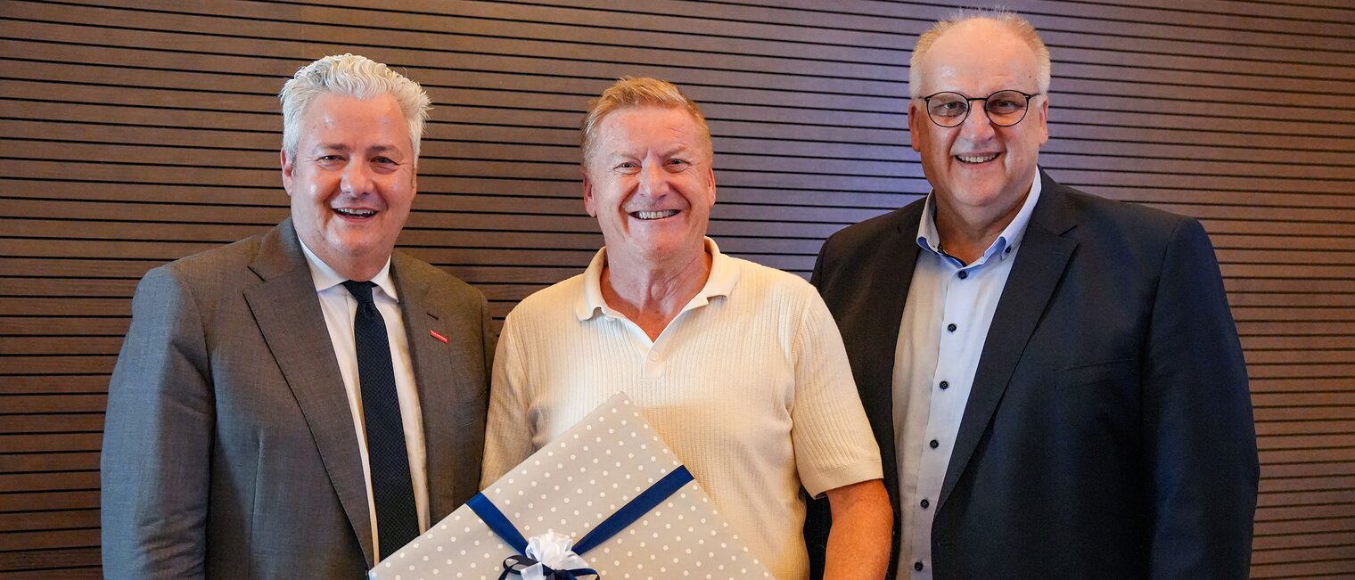 Gruppenbild von Matthias Graßmann, das ausgeschiedene Vorstandsmitglied Erwin Held mit Geschenk und Reinhard Bauer