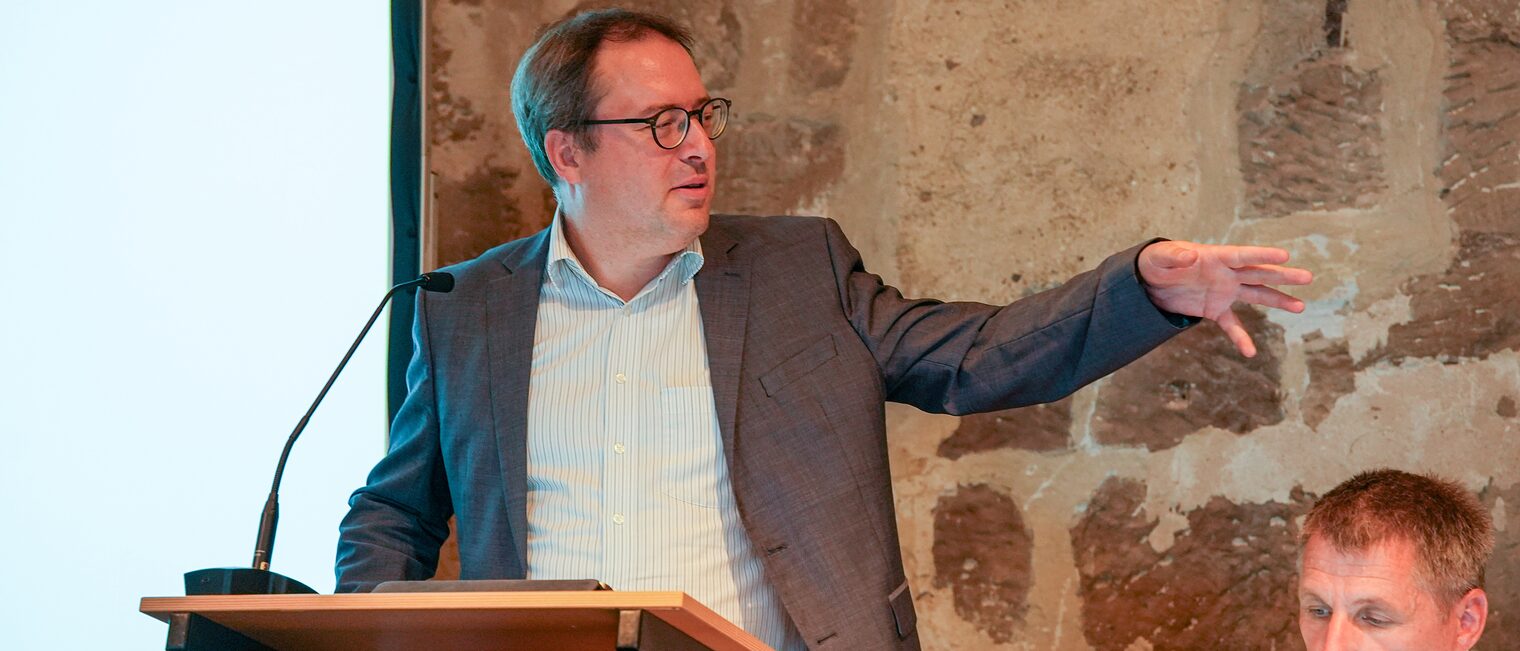 Regierungspräsident Luderschmid gestikuliert am Rednerpult.