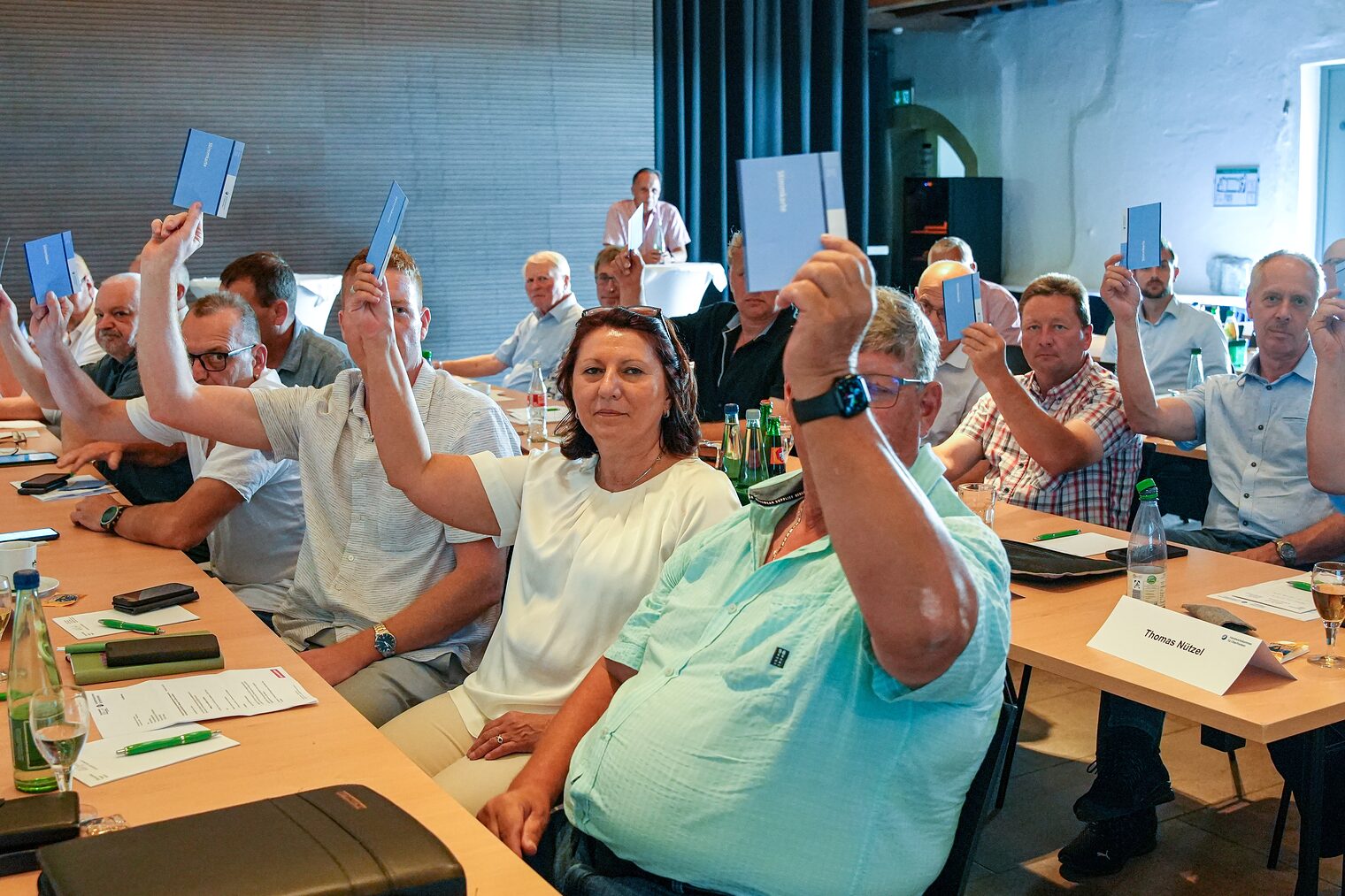 Die Mitglieder der Vollversammlung stimmen mit Abstimmkarten ab.