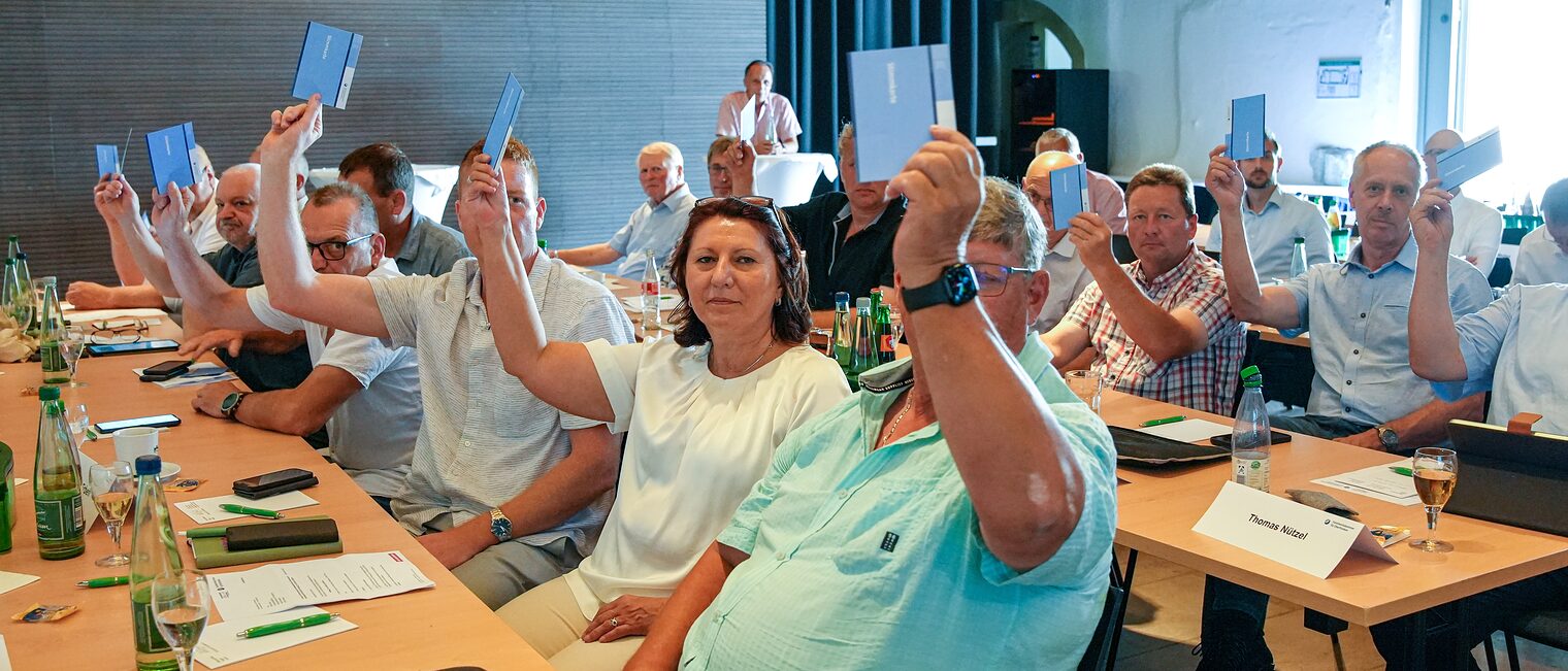 Die Mitglieder der Vollversammlung stimmen mit Abstimmkarten ab.