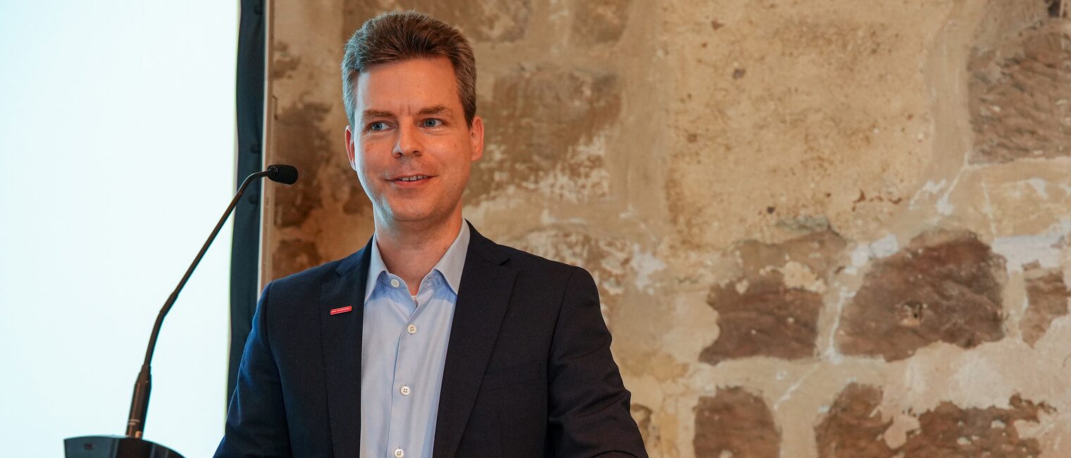 Sebastian Serfas hält eine Rede am Rednerpult.