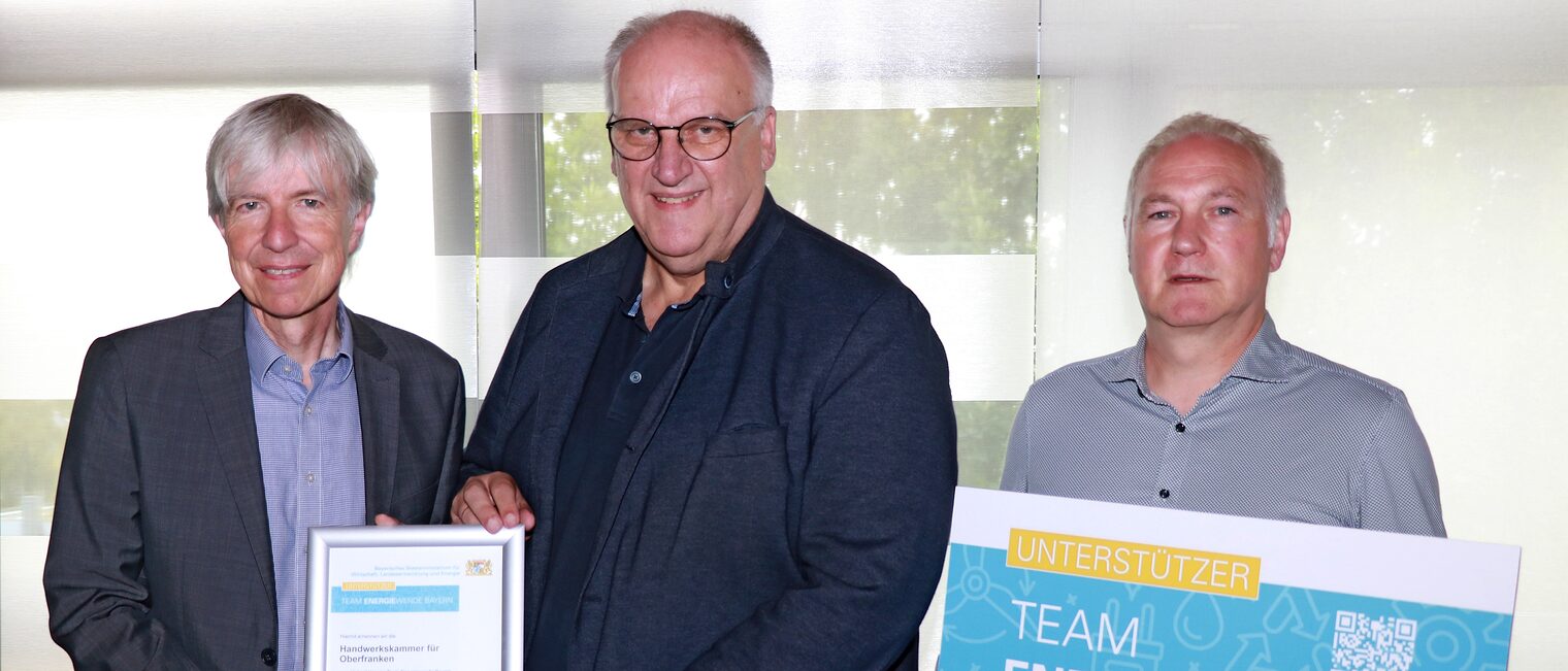 Gruppenbild von Thomas Engel, Reinhard Bauer und Alexander Wagner mit der Urkunde zum "Unterstützer im Team Energiewende Bayern" 