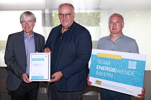 Gruppenbild von Thomas Engel, Reinhard Bauer und Alexander Wagner mit der Urkunde zum "Unterstützer im Team Energiewende Bayern"