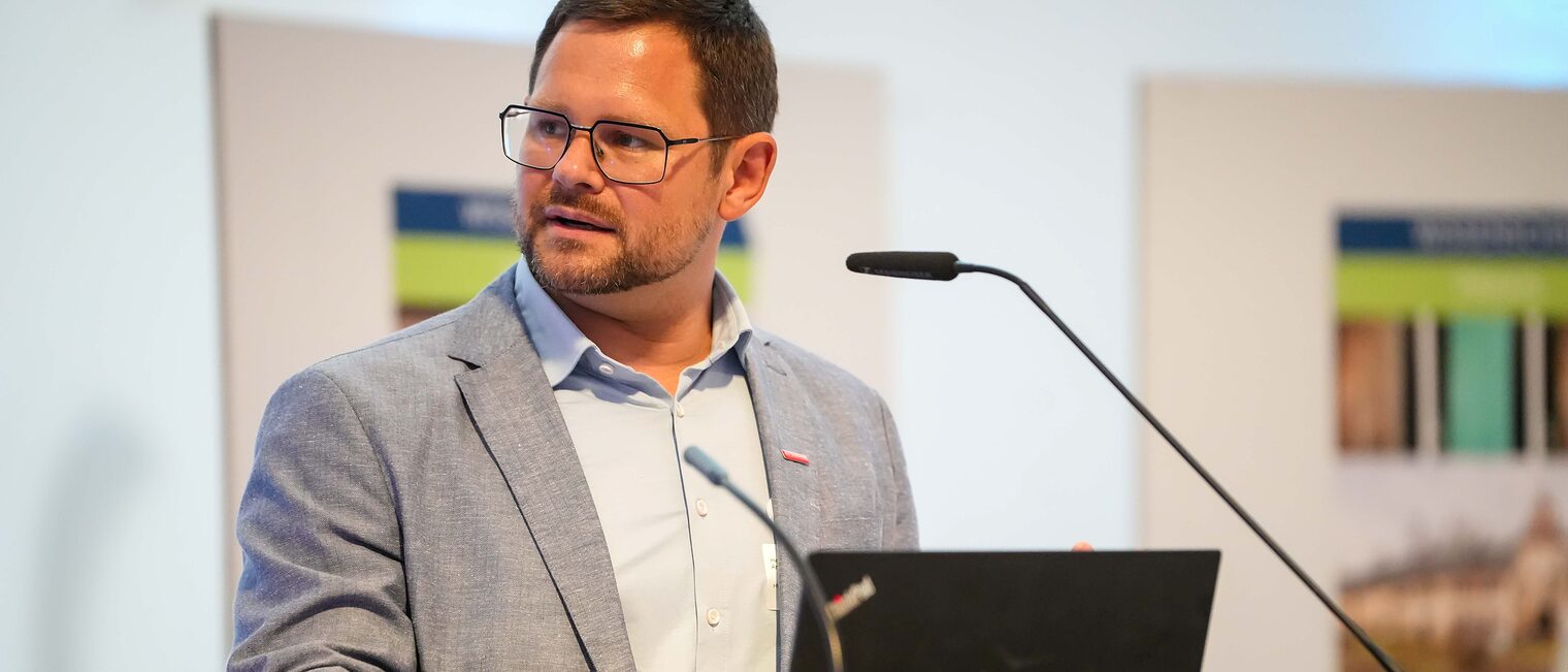 Andreas Kätzel hält am Rednerpult einen Vortrag.