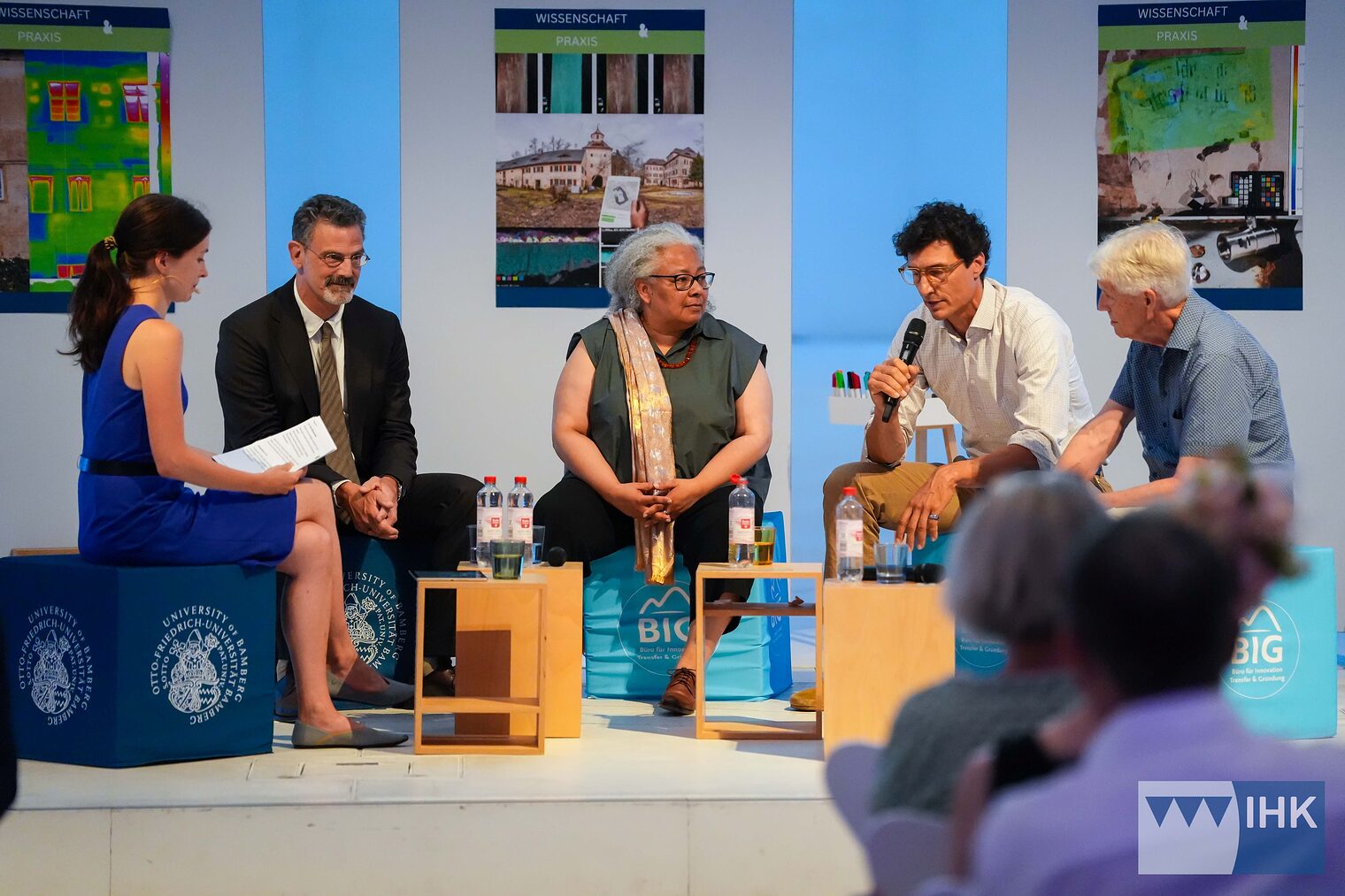 Sandra Peter, Professor Stefan Breitling, Marisia Conn, Michael Betz und Ulrich Bauer-Bornemann unterhalten sich bei der Podiumsdiskussion.