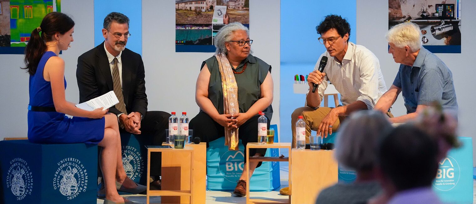 Sandra Peter, Professor Stefan Breitling, Marisia Conn, Michael Betz und Ulrich Bauer-Bornemann unterhalten sich bei der Podiumsdiskussion.