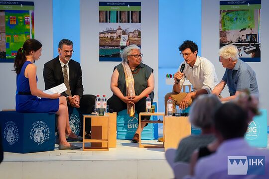 Sandra Peter, Professor Stefan Breitling, Marisia Conn, Michael Betz und Ulrich Bauer-Bornemann unterhalten sich bei der Podiumsdiskussion.