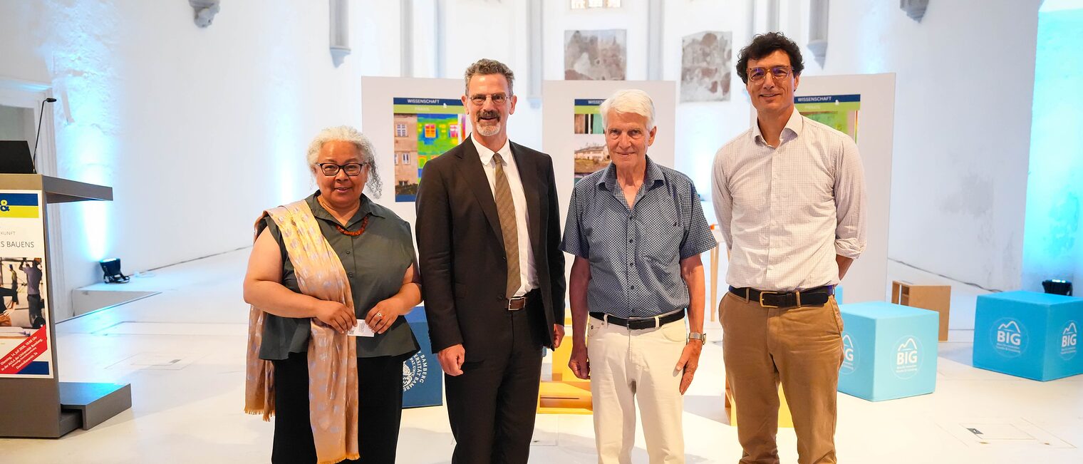 Gruppenbild von Marisia Conn, Professor Stefan Breitling, Ulrich Bauer-Bornemann und Michael Betz