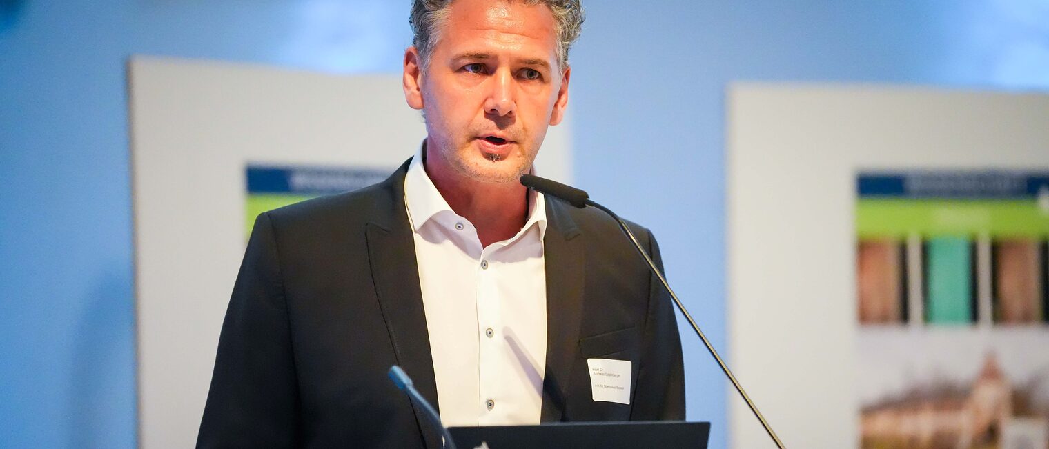 Dr. Schönberger hält einen Vortrag.